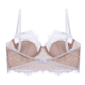 Dettaglio reggiseno francese in pizzo bianco con spalline regolabili e chiusura a gancio