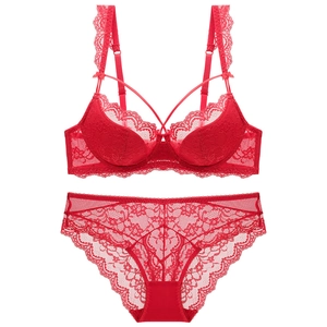 Set aus roter Spitzenunterwäsche mit Push-up-BH und passendem Slip mit Wellensaum
