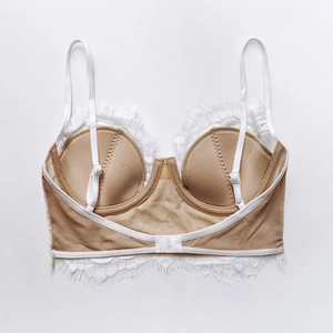 Dettagli in pizzo ciglia bianco e spalline regolabili su questo reggiseno in stile francese