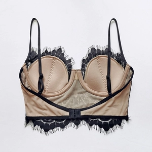 Dettagli del bustier in pizzo nero con spalline regolabili e chiusura con gancetti