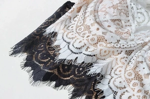 Dettaglio in pizzo floreale cigliato sul reggiseno sexy a U con ferretto morbido