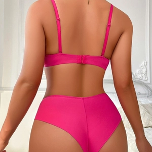 Ensemble soutien-gorge rose fuchsia avec bretelles réglables et culotte assortie