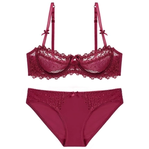 Ensemble de lingerie en dentelle avec soutien-gorge à armatures et culotte bordeaux