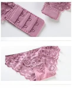 Dettaglio della chiusura posteriore a tre file e del pizzo floreale del set di lingerie