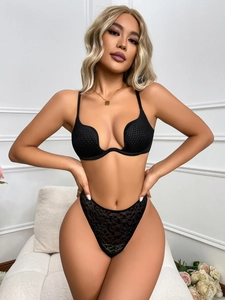 Dettaglio del reggiseno push-up nero a U con perizoma in rete leopardata velata
