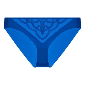 Détails de broderie sur un string en dentelle bleu roi avec motifs géométriques