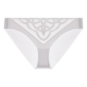 Détail du motif brodé blanc et du tissu satiné soyeux sur le string floral pour femme
