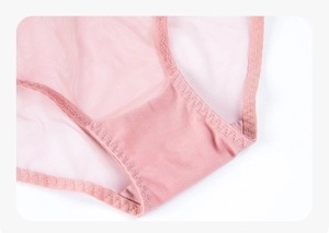 Gros plan sur le tissu en maille rose respirant avec texture alvéolée et coutures
