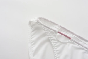 Détail d'une culotte blanche sans couture avec sangle rose et coutures en zigzag