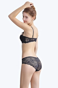 Détail d'un ensemble de lingerie en dentelle florale noire avec nœud et texture voilée