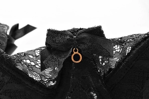 Vue détaillée de lingerie en dentelle noire avec nœud satiné et pendentif en métal doré