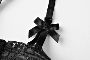 Détail de la dentelle française avec nœud en satin et boucle de réglage en métal sur le soutien-gorge