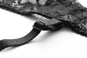 Détail de la dentelle noire délicate et du curseur de réglage sur la bretelle
