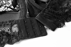 Gros plan sur l'agrafe à trois rangées et la dentelle noire délicate du soutien-gorge