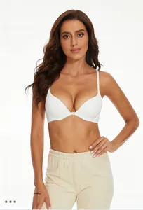 Vue détaillée d'un soutien-gorge blanc à fermeture avant avec design push-up et doux