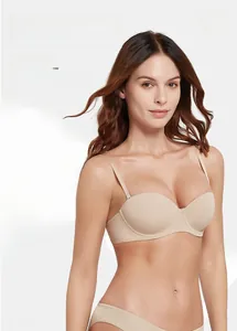 Détail d'un soutien-gorge beige sans couture avec design lissant et antidérapant