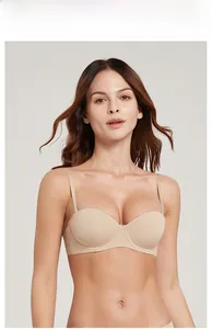 Soutien-gorge sans bretelles chair sans couture avec bretelles amovibles sur modèle