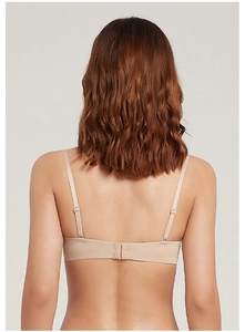 Vue arrière du soutien-gorge sans couture beige avec fines bretelles et agrafage dos