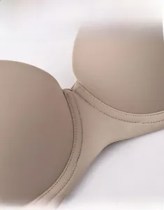 Détail d'un soutien-gorge sans couture chair avec col en V profond et tissu lisse