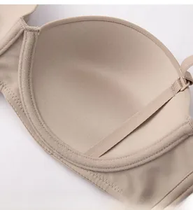 Détail du soutien-gorge sans couture couleur chair avec rembourrage et tissu lisse