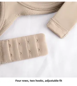 Vue détaillée de la fermeture à quatre rangées et deux boutons d'un soutien-gorge beige