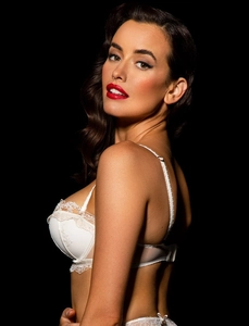 Détail de la broderie florale en dentelle blanche sur le soutien-gorge élégant