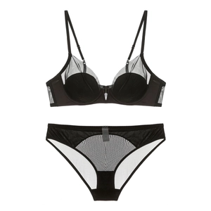 Vue détaillée de l'ensemble de lingerie en mesh noir avec col en V et tulle fin