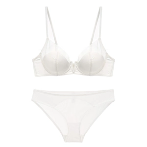 Détail de l'ensemble lingerie blanc col en V profond en satin et mesh délicat