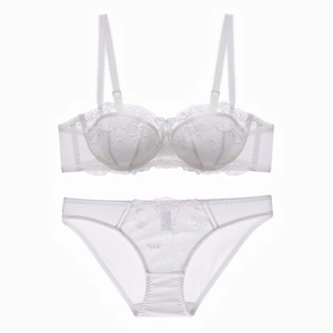 Ensemble lingerie en dentelle blanche élégante avec armatures souples et broderie