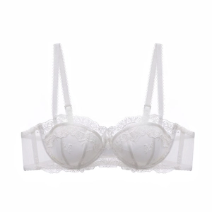 Détails de la dentelle brodée florale blanche et du tulle sur le bonnet de soutien-gorge