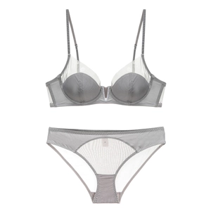 Détail de l'ensemble de lingerie gris en tulle avec armature en V et culotte assortie