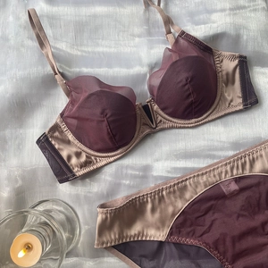 Détail d'un ensemble de lingerie bordeaux en satin et tulle avec coutures raffinées