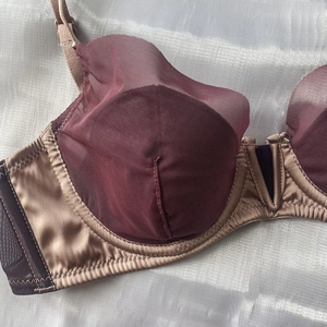 Vue détaillée du soutien-gorge français en résille avec détails en satin de soie bordeaux