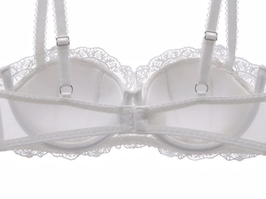 Détails des bretelles réglables et fermeture du soutien-gorge en dentelle blanche