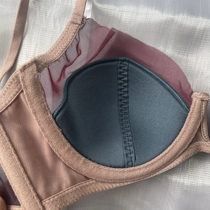 Détail de l'intérieur du soutien-gorge en maille rose avec coussinets respirants