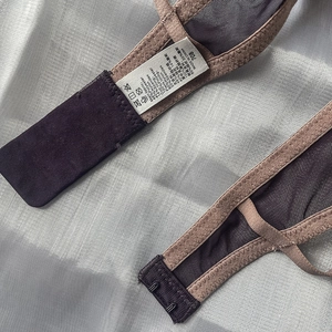 Détail de la doublure en mesh transparent et de l'agrafe réglable sur le soutien-gorge