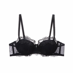 Détail d'un soutien-gorge en dentelle noire avec broderie florale et petit strass