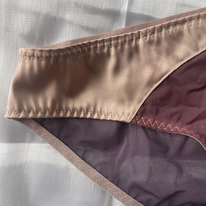 Détail de lingerie française en V profond avec satin doré et coutures en maille violette