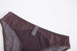 Vue détaillée de sous-vêtements en maille prune avec coutures décoratives en zigzag