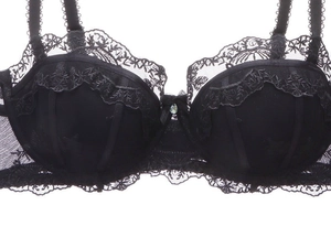 Vue détaillée de broderie en dentelle noire avec maille et pendentif strass