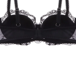 Vue détaillée du dos du soutien-gorge en dentelle noire avec bretelles réglables et mesh