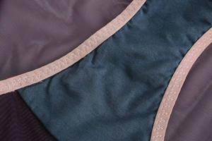 Détail de l'assemblage en mesh avec ruban élastique en zigzag sur soutien-gorge