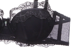 Détail de soutien-gorge en dentelle noire avec broderie rose et cristal central