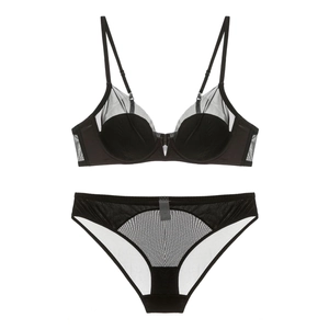 Ensemble lingerie noir style français en mesh avec col V profond et voilage