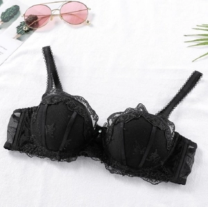 Ensemble de lingerie chic en dentelle noire avec armatures souples et détails en mesh