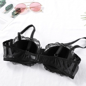 Soutien-gorge élégant en dentelle noire avec broderies et détails en maille