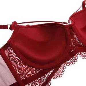 Eleganter roter Spitzen-BH für Damen mit glatten Satin-Cups und Blumenstickerei-Details