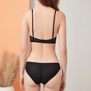 Vue arrière d'un ensemble de lingerie en dentelle noire avec soutien-gorge en maille