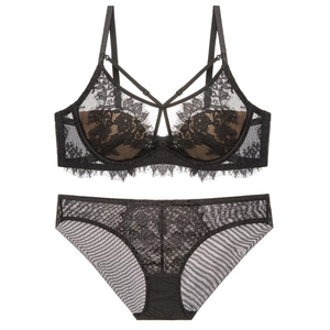 Ensemble de lingerie sexy en dentelle noire avec soutien-gorge à armatures et détails