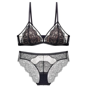 Chique zwarte lingerieset van wimperkant met triangelbralette en bijpassende slip